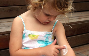 Обзор негормональных и гормональных мазей и кремов от аллергии на коже для детей
