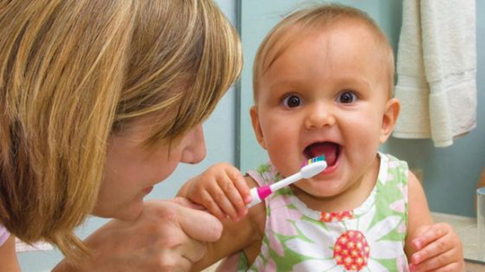 Чистка зубов у ребенка