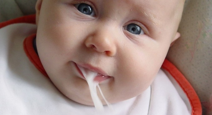 Причина молочницы: частое срыгивание младенца