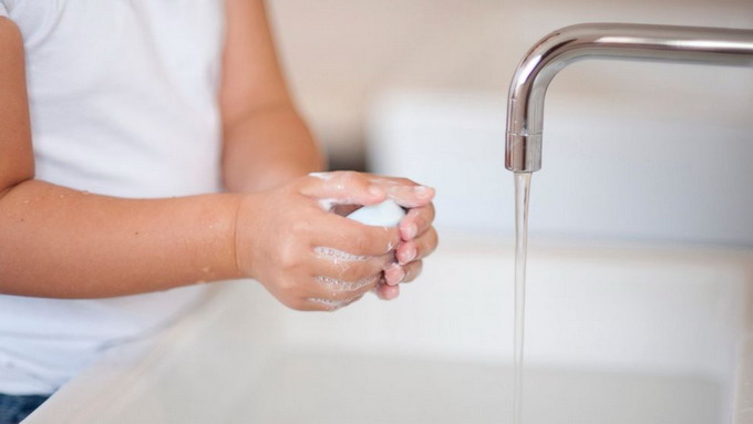 Мытье рук ребенка