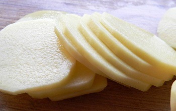 Сырой нарезанный картофель для лечения проблемной кожи